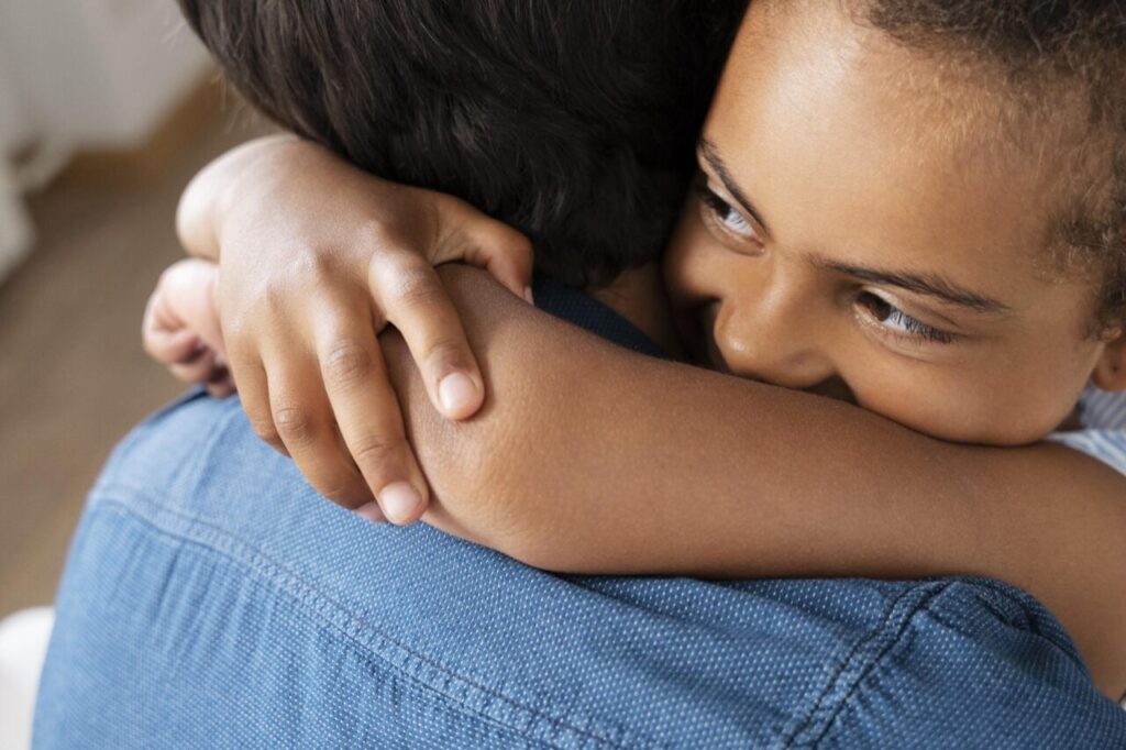 Pais devem proporcionar ambiente acolhedor e ouvir os sentimentos do filho adotado