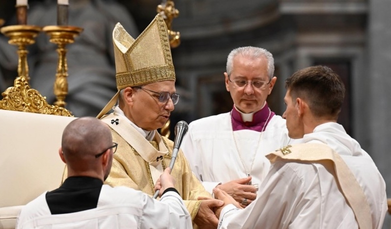 Papa: a identidade do padre depende da união com Cristo, Sumo e Eterno Sacerdote