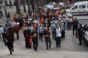 Na Vigília de Pentecostes, associações de fiéis, movimentos e novas comunidades peregrinam à Catedral da Sé