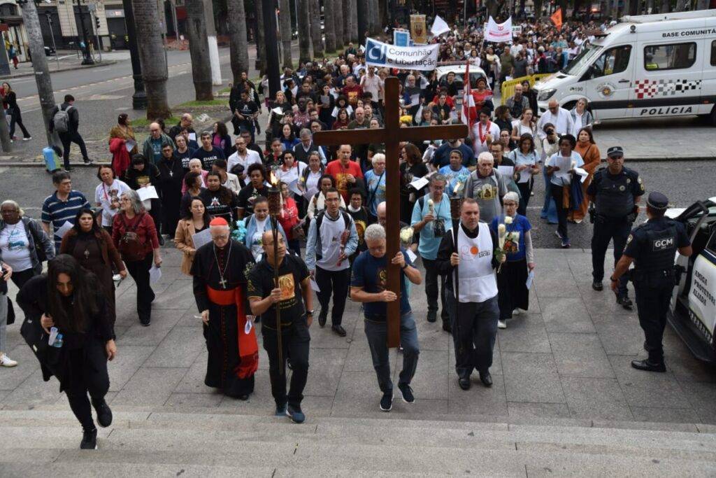 Na Vigília de Pentecostes, associações de fiéis, movimentos e novas comunidades peregrinam à Catedral da Sé