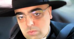 Padre José Eduardo está furioso!
O Fiel Católico