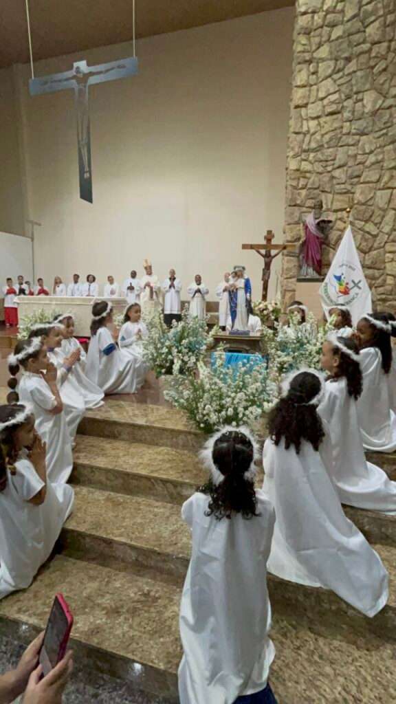 Dom Carlos Lema preside missa pelos 20 anos da Escola Maria Rainha do Amor