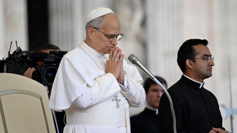 Papa Leão XIV convida a rezar o Rosário pela paz durante o mês de outubro: pessoalmente, em família e em comunidade