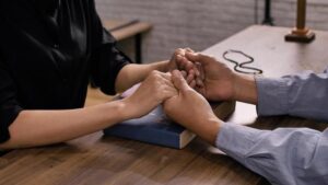10 passos para orar em casal: um hábito que fortalece a relação