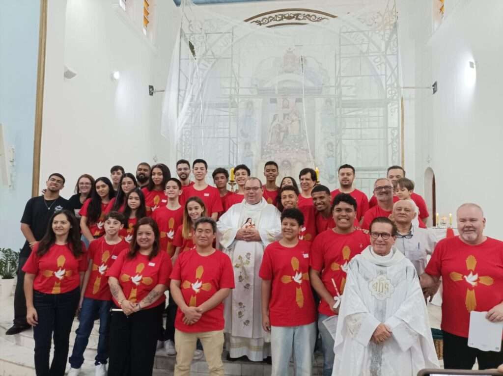 48 jovens e adultos são crismados em paróquias da Região Ipiranga