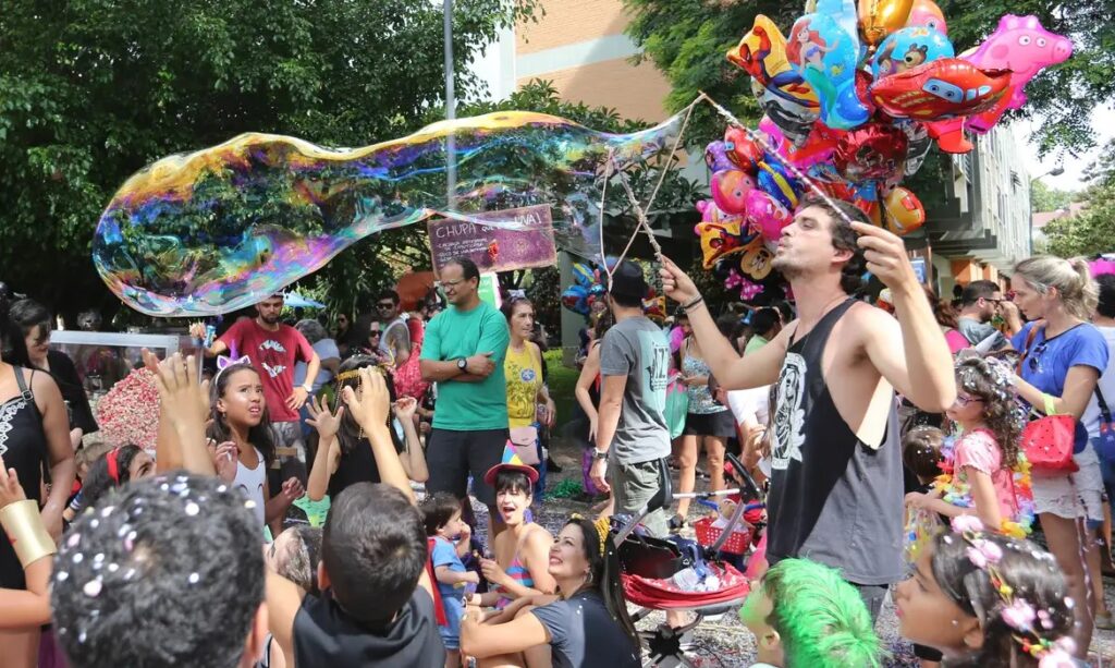 Carnaval: pais não devem postar imagens de crianças, alerta pesquisador