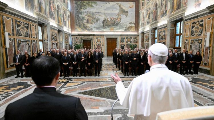 Papa exorta prefeitos a servir o povo com mente lúcida e consciência íntegra