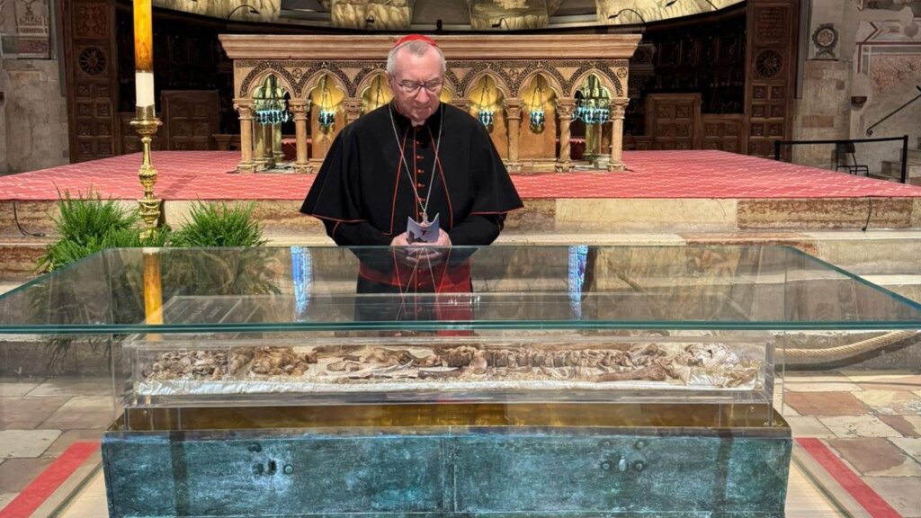 Parolin: a um mundo em ânsia e em guerra, São Francisco oferece alegria e fraternidade