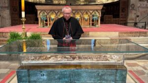 Parolin: a um mundo em ânsia e em guerra, São Francisco oferece alegria e fraternidade