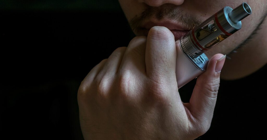 Consumo de cigarros eletrônicos, que continuam sendo vendidos como inofensivos, cresce entre jovens