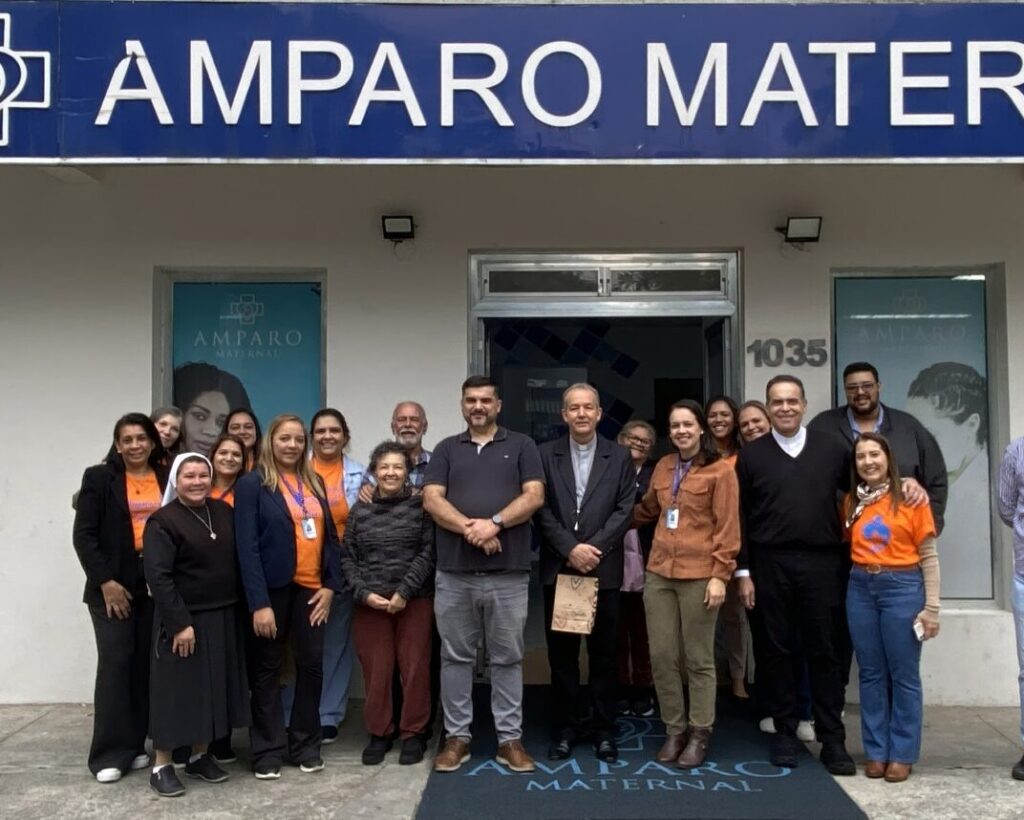 Dom Celso Alexandre faz visita pastoral à Associação Amparo Maternal