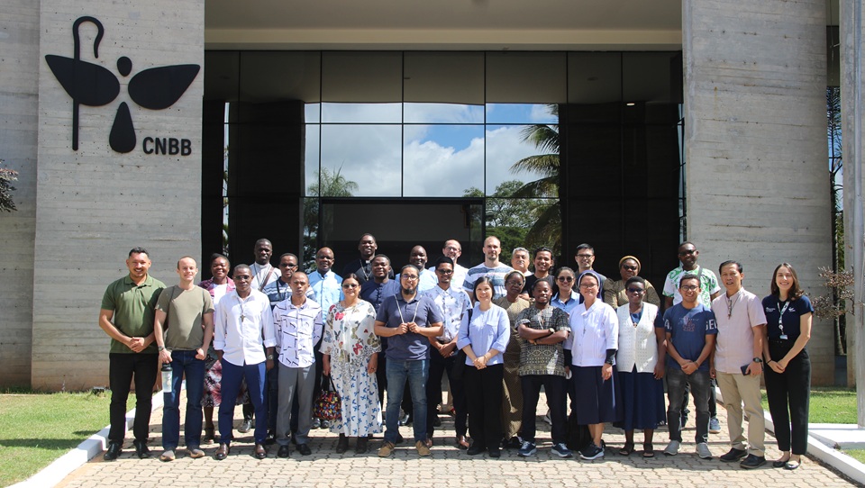 Missionários que cursam formação intercultural visitam a sede da Conferência Nacional dos Bispos do Brasil (CNBB)