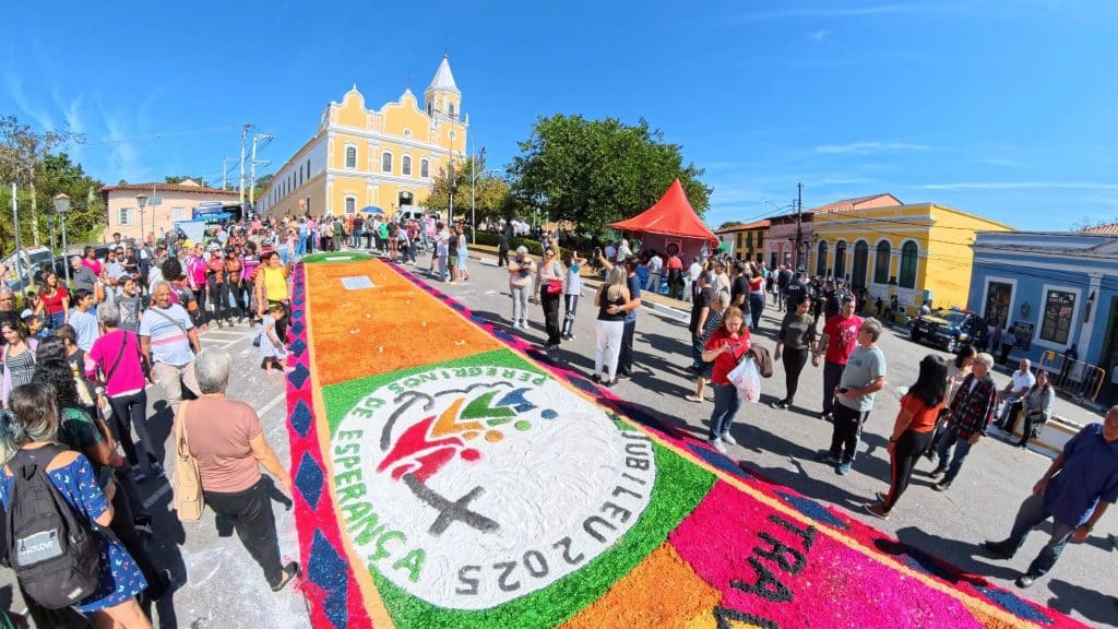 Entre tapetes coloridos, música e fé, Corpus Christi movimenta a região metropolitana de São Paulo