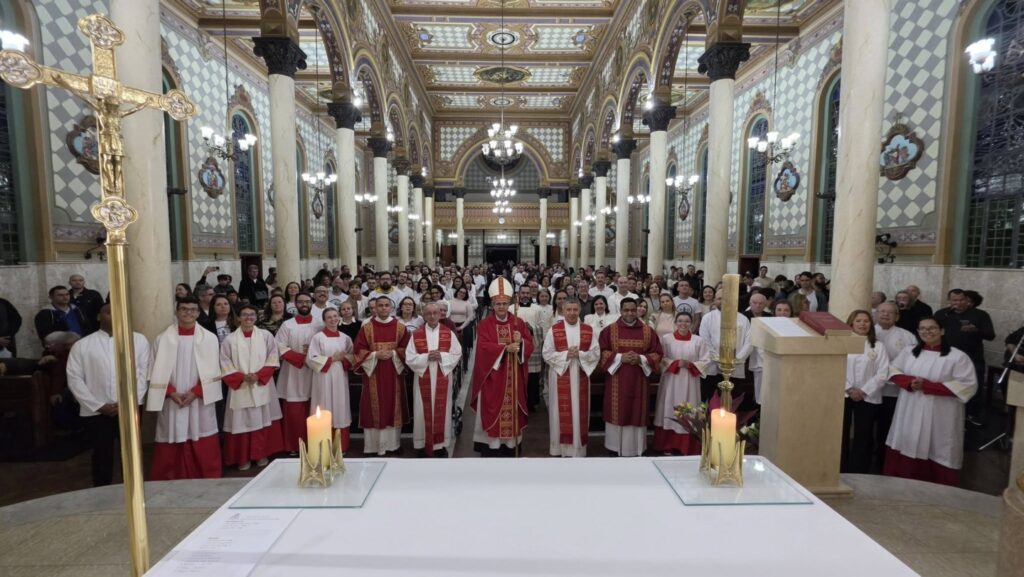 Na Região Santana, 73 adultos são crismados na Paróquia Santa Teresinha