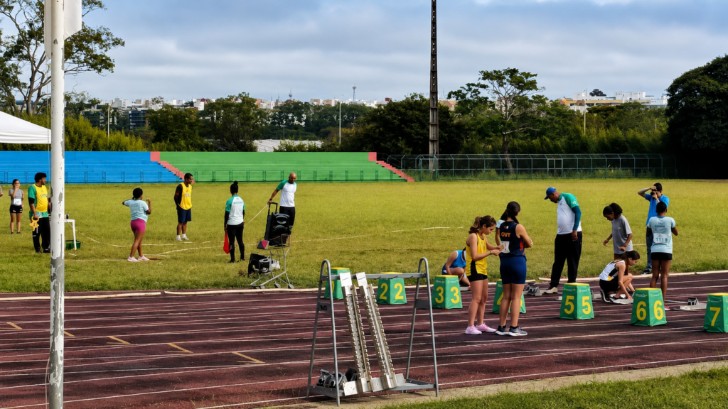 Atletas do Projeto Social Correndo Atrás de um Sonho conquistam medalhas nos Jogos Escolares do DF