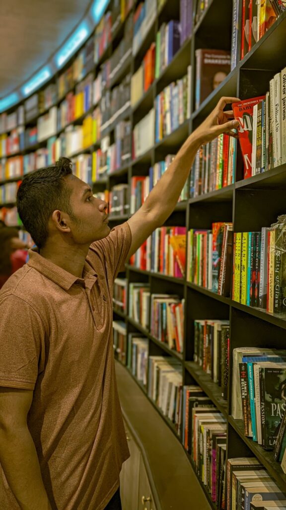 Das telas para as páginas: redes sociais impulsionam o hábito da leitura entre jovens