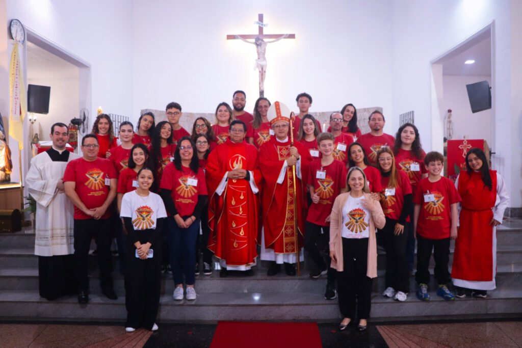 Mais de 100 jovens e adultos são crismados na Região Santana